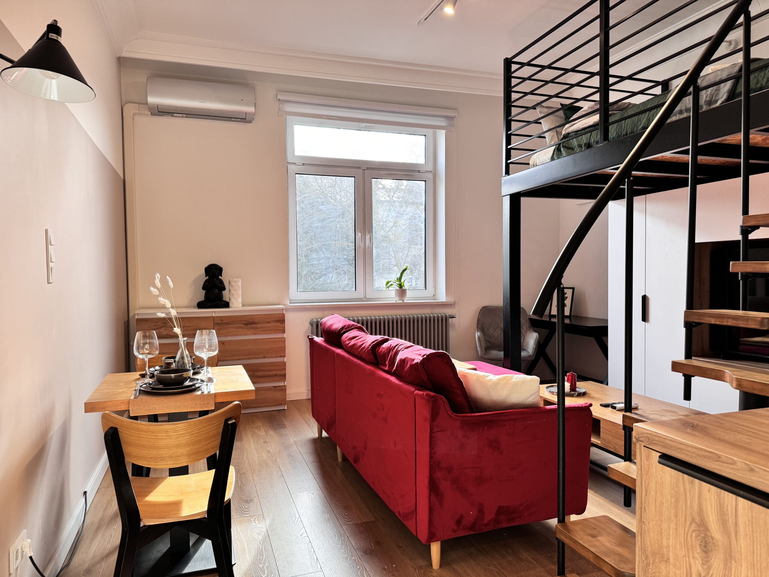 Cozy Apartment Kraków - klimatyzacja biurko robocze